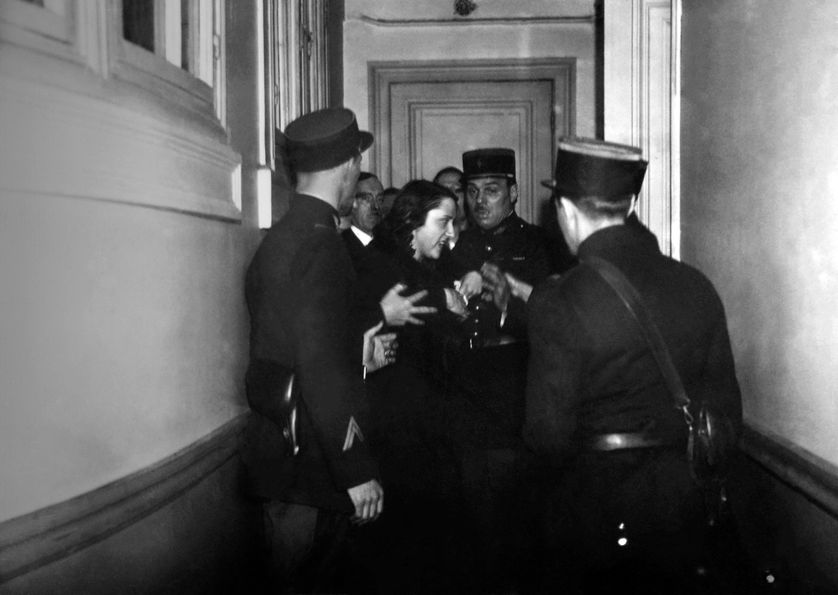 Violette Nozière se débattant avec des policiers, après le verdict de sa condamnation à mort