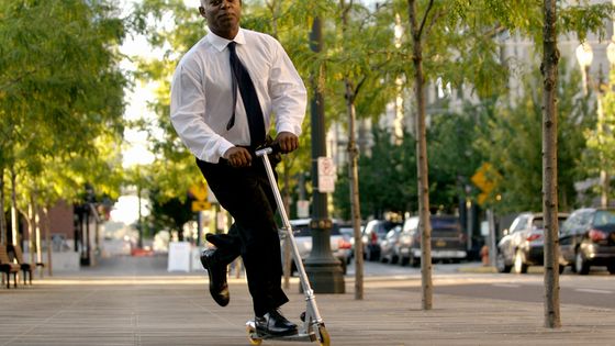 Homme sur trottinette ©Getty - David Burch