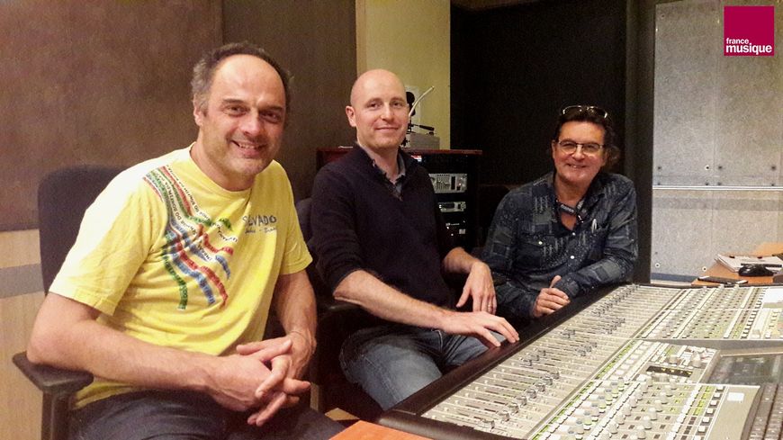 Jan Rewzski, Bruno Moulan (à la technique) et Bruno Riou Maillard (à la réalisation) au studio 107