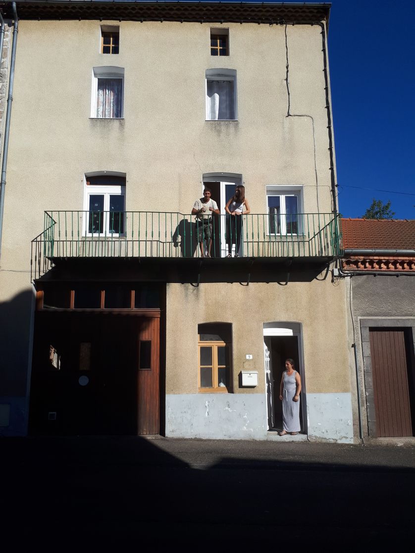 Daniel et sa fille Bianca, au balcon de la maison qu'ils ont achetée. Amalya se tient devant la porte.