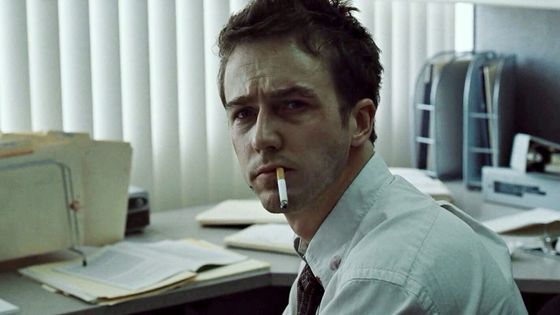 " Il n’y a jamais eu de société dans l’histoire où les gens ont passé autant de temps à remplir des formulaires !" explique l'anthropologue David Graeber. Edward Norton dans Fight Club - Splendor Films