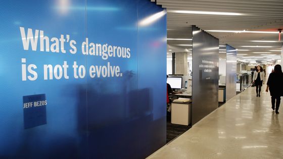 Citation du patron d'Amazon, Jeff Bezos : "Ce qui est dangereux, c'est de ne pas évoluer", ici dans les bureaux du Washington Post dont il est propriétaire ©AFP - CHIP SOMODEVILLA