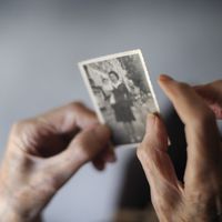 Plus de 900 000 personnes de plus de 65 ans sont atteintes, en France, de la maladie d’Alzheimer. Celle-ci constitue l’essentiel des maladies démentielles.