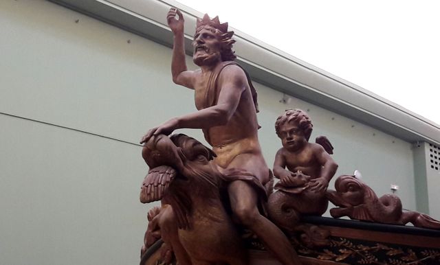 Neptune sur la proue du Canot de l'Empereur, au musée de la Marine à Paris, le 18 septembre 2018.