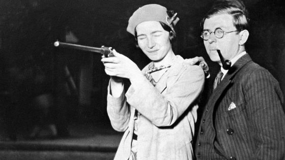 Simone De Beauvoir et Jean-Paul Sartre ouvrant les hostilités ©Getty - JAZZ EDITIONS / Contributeur