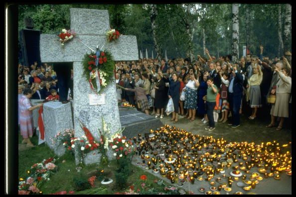 Commémoration du massacre de Katyn en 1940 au cours duquel plusieurs milliers de Polonais furent abbattus par la police politique de l'Union soviétique, en avril 1989 en Pologne.