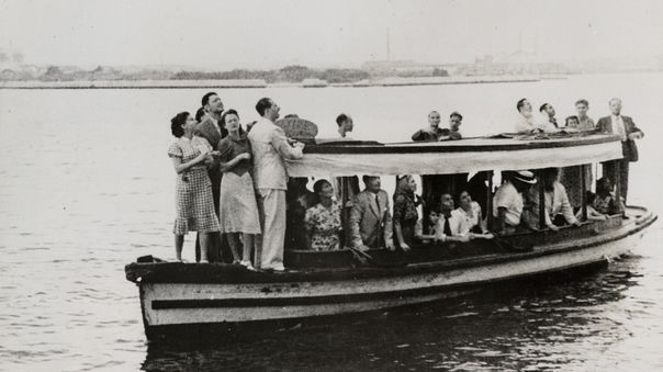 Des Juifs réfugiés à Cuba viennent saluer les passagers du SS St-Louis interdits d'acoster, le 6 juin 1939, au large de La Havane.