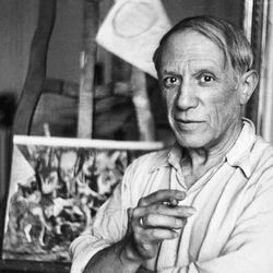 Pablo Picasso dans son atelier à Paris.