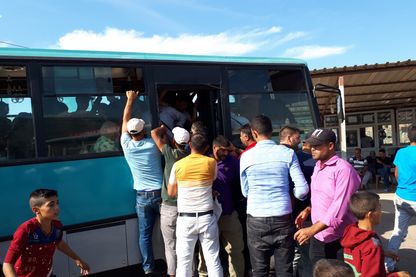 Arrivée à la frontière des Syriens installés en Turquie, qui viennent de passer des semaines avec leur famille dans la région d'Idlib. Arrivée à la frontière des Syriens installés en Turquie, qui viennent de passer des semaines avec leur famille dans la région d'Idlib.
