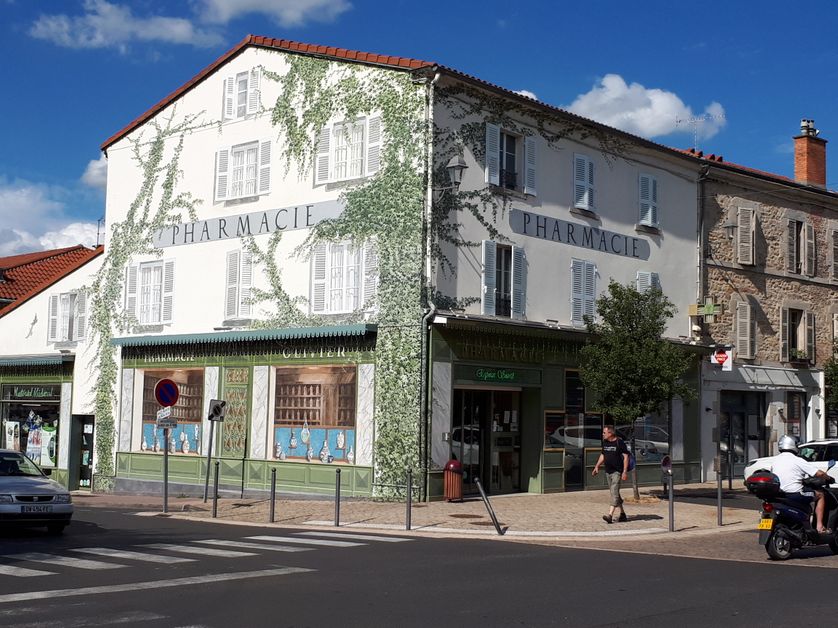 L'appartement dans lequel loge la famille se situe au dessus de la pharmacie.
