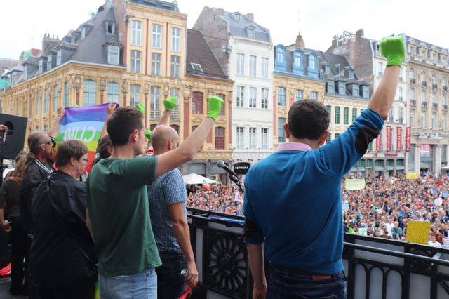 Des milliers de personnes se rassemblent sur la grande place du général de gaulle de Lille avant d'entamer la marche pour la défense du climat