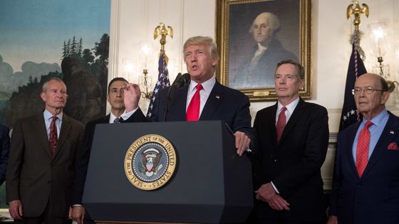 Le président américain Donald Trump avant de signer un mémorandum sur les lois, les politiques, les pratiques et les actions de la Chine concernant la propriété intellectuelle, l’innovation et la technologie à la Maison Blanche ©AFP - NICHOLAS KAMM