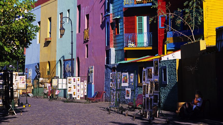 Si le quartier de La Boca à Buenos Aires est aujourd'hui associé au berceau du tango par (et pour) les touristes, le tango n’est cependant pas né dans un quartier spécifique.