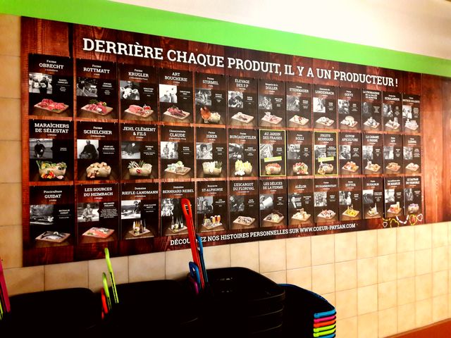 Les producteurs sont au coeur de la communication de vente, et sont mis en vente partout dans le magasin, comme ici à l'entrée