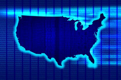Aux États-Unis, Palantir travaille pour plusieurs agences de renseignement, comme la NSA et le FBI. Aux États-Unis, Palantir travaille pour plusieurs agences de renseignement, comme la NSA et le FBI.