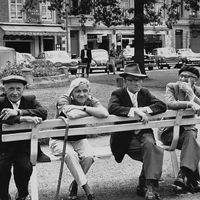 Retraités dans un parc en 1975