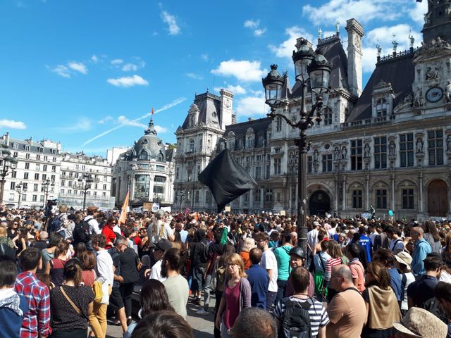 Plusieurs milliers de personnes étaient réunis sur le parvis de l'Hôtel de Ville
