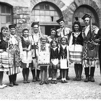 Population polonaise de l'usine, Ugitech (Savoie) en 1945. Les Polonais fuyant l'instabilité de leur pays sont arrivés sur le site vers 1925-27.