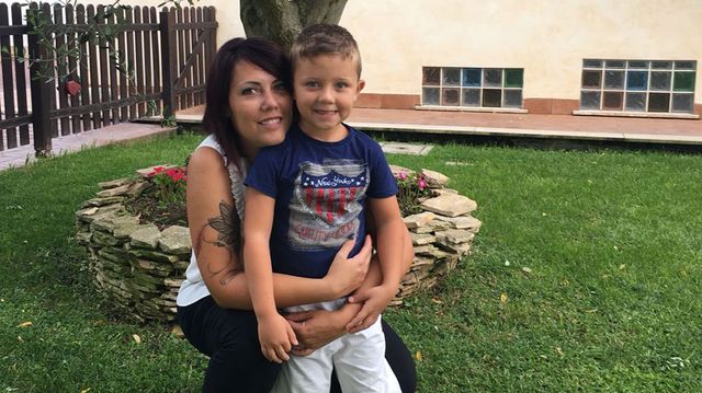 Laura Leggi a signé comme près de 300 000 autres parents une pétition réclamant le maintien de l'obligation vaccinale, seule protection pour son fils Davide, 6 ans, qui ne peut pas être vacciné.