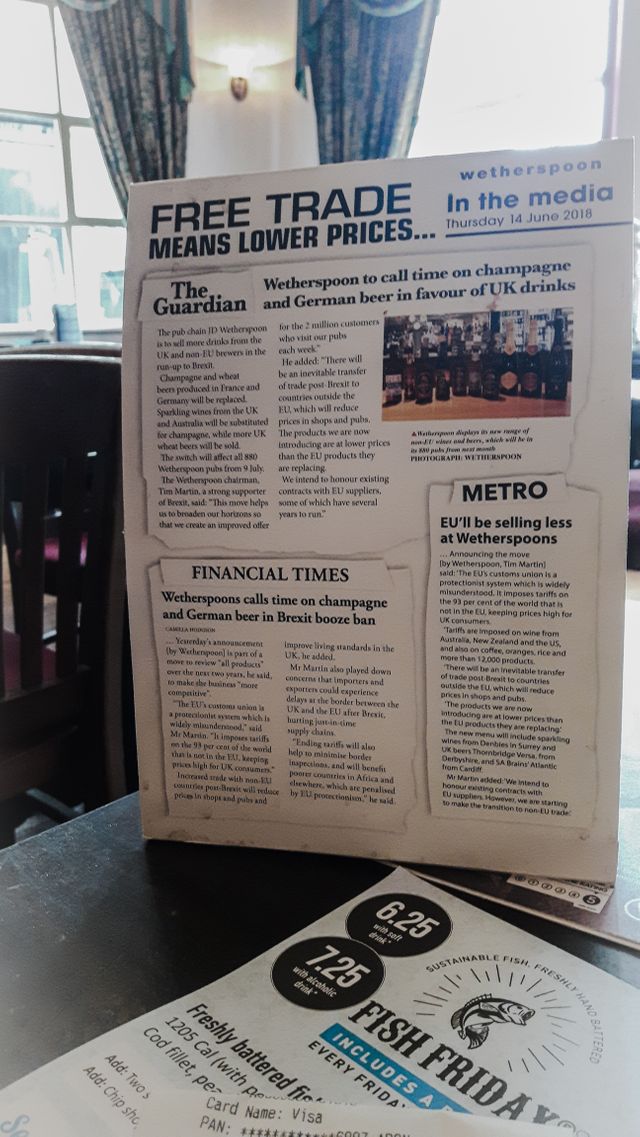 Sur chaque table, un petit carton avec ce slogan : "Le libre échange, ça fait baisser les prix."