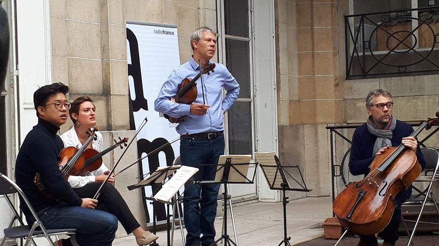 Le quatuor Diotima pendant les échanges avec les élèves du lycée de la mode Octave Feuillet