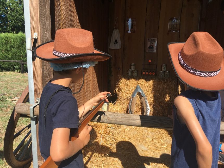 Épreuve de tirs pour les enfants avant de passer au slalom à cheval.