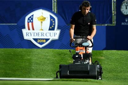 Un greenkeeper coupe du gazon au Golf National de Guyancourt, près de Paris, où se déroulera en septembre la compétition de golf masculin biennale, la Ryder Cup le 19 septembre 2018. Un greenkeeper coupe du gazon au Golf National de Guyancourt, près de Paris, où se déroulera en septembre la compétition de golf masculin biennale, la Ryder Cup le 19 septembre 2018.