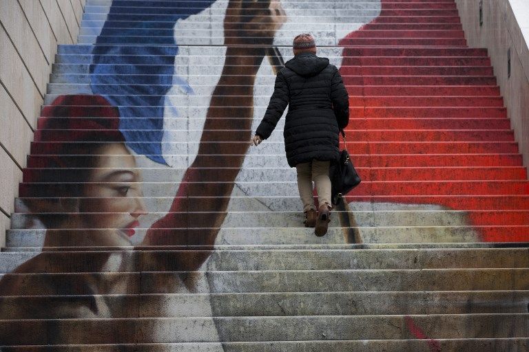 Graffiti réalisé par les graffeurs Zag et Sia d'après La liberté guidant le peuple d'Eugène Delacroix, Paris, mars 2016