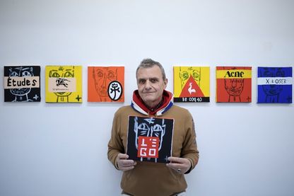 Le styliste et artiste français Jean-Charles de Castelbajac et son exposition dans la galerie Magda Danysz de Paris. Le styliste et artiste français Jean-Charles de Castelbajac et son exposition dans la galerie Magda Danysz de Paris.