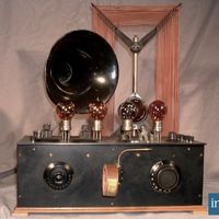 Poste de radio ancien exposé au musée de l'image et du son de Radio France.