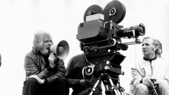 Ken Russell parle dans un mégaphone sur le tournage du film Tommy en 1974 ©Getty - Mondadori Portfolio