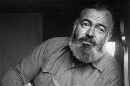Portrait d'Ernest Hemingway (1898-1961), journaliste américain et reporter de guerre, il est aussi devenu écrivain. Il obtint le Prix Pulitzer en 1953 et le Prix Nobel de littérature en 1954. Portrait d'Ernest Hemingway (1898-1961), journaliste américain et reporter de guerre, il est aussi devenu écrivain. Il obtint le Prix Pulitzer en 1953 et le Prix Nobel de littérature en 1954.