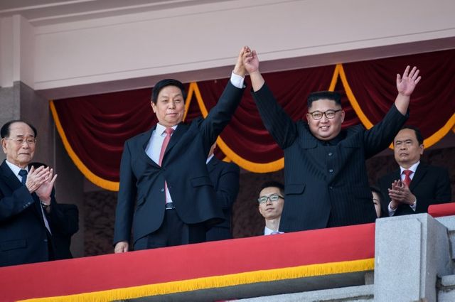 Kim Jong-Un et l'émissaire chinois de Xi Jinping main dans la main