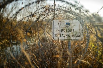 En février 2017 à la frontière entre la Slovénie et la Croatie, des barbelés à l'entrée de l'espace Schengen. En février 2017 à la frontière entre la Slovénie et la Croatie, des barbelés à l'entrée de l'espace Schengen.