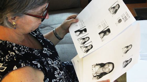 Rosa García Alcón a été arrêtée et torturée en août 1975, peu avant la mort de Franco. Elle a récemment récupéré une partie des pièces liées à sa détention pour pouvoir porter plainte. ©Radio France - Maïwenn Bordron