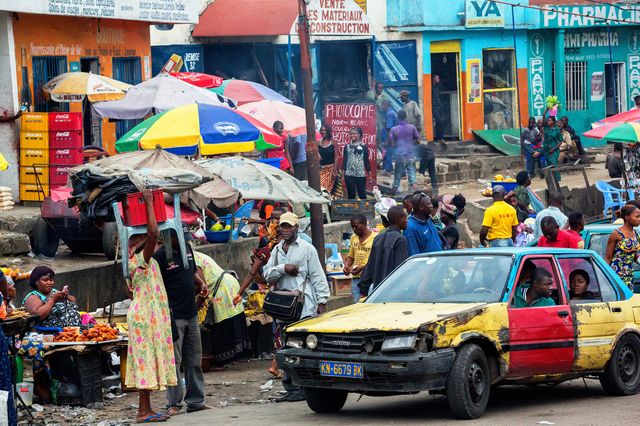 Kinshasa, République démocratique du Congo, 2012. L’un des carrefours les plus animés de la capitale congolaise, ville tentaculaire et anarchique où vivent plus de 10 millions de Kinois.