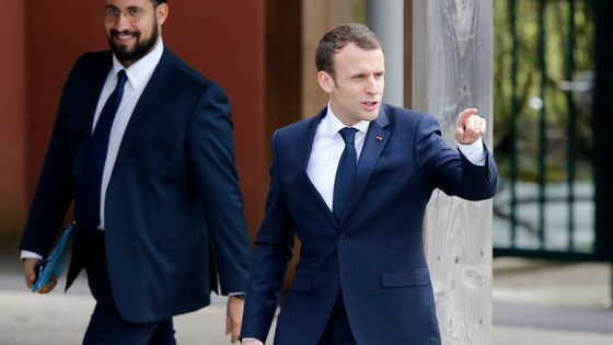 Alexandre Benalla et Emmanuel Macron. Photo prise à Berd’huis le 12 avril 2018. ©AFP - CHARLY TRIBALLEAU