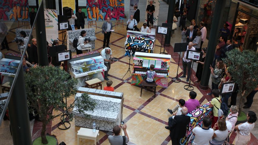 Play Me I'm Yours 2018 au centre commercial Les Passages de Boulogne-Billancourt, en septembre 2018.