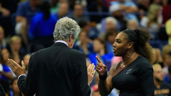 Serena Williams et l'arbitre Brian Earley, qu'elle a accusé de "sexisme" après avoir reçu trois sanctions lors de son match contre la japonaise Naomi Oaska, en finale de l'US Open (septembre 2018) ©AFP - Chris Trotman