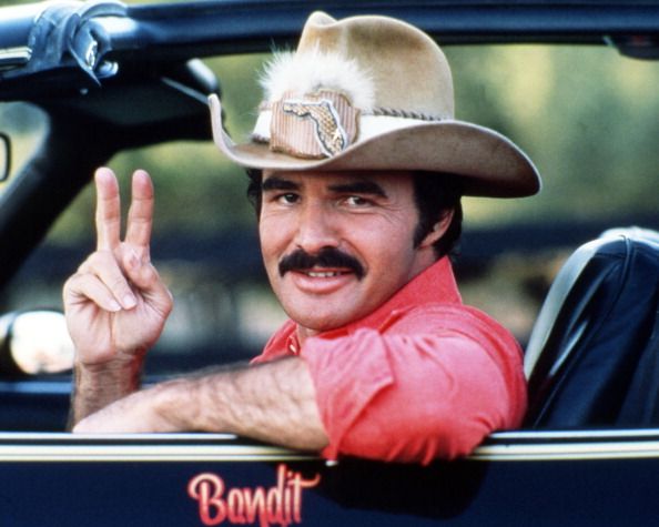 Burt Reynolds dans le rôle de "Bo "Bandit" Darville, au volant de sa Pontiac Firebird / "Cours après moi Shérif" en 1977