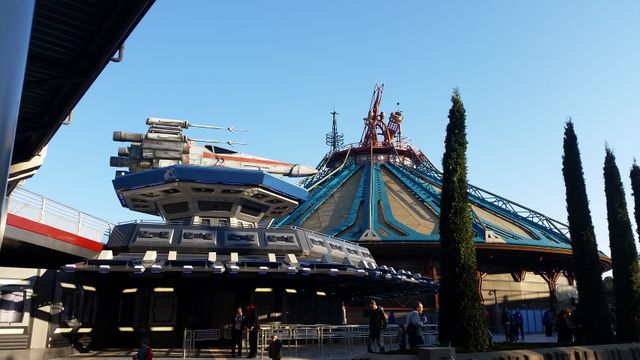 1 400 artisans d’art travaillent chaque jour à la création de nouveaux décors dans le plus grand parc d’attractions d’europe