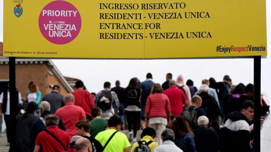 Le maire de Venise a testé lors du dernier pont du 1er mai un dispositif d'urgence de contrôle du flux des touristes, avec des portiques et certaines rues et débarcadères réservés aux Vénitiens