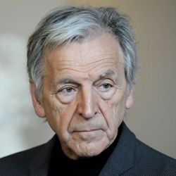 Costa-Gavras conçoit le cinéma comme un moyen pour lui d'exprimer ses idées politiques et de proposer une réflexion sur le pouvoir.