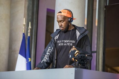 Pour la Fête de la Musique 2018, le gouvernement français avait invité plusieurs DJs dans la cour de l'Elysée : dont Kiddy Smile, qui est venu avec un tee-shirt "Fils d'immigrés, noir & pédé" ! Pour la Fête de la Musique 2018, le gouvernement français avait invité plusieurs DJs dans la cour de l'Elysée : dont Kiddy Smile, qui est venu avec un tee-shirt "Fils d'immigrés, noir & pédé" !