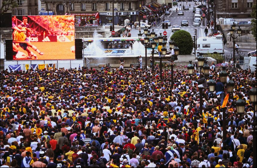 Supporters sur le parvis de l'Hotel de Ville (1998)