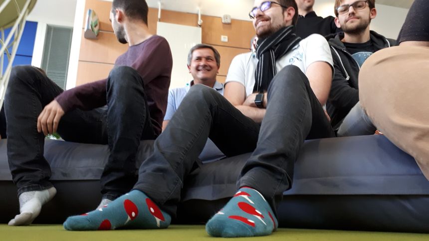 Les chaussettes "raquette de ping pong" qui ont gagné le dernier concours national de chaussettes à la Wild Code School. Bravo Mathieu !