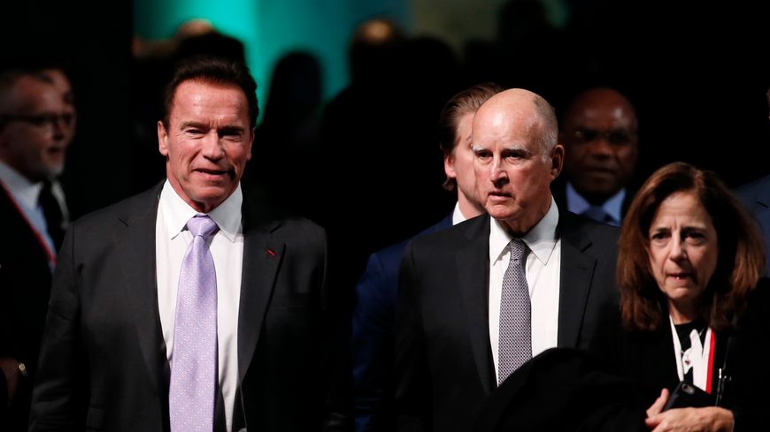 Jerry Brown, gouverneur de Californie, et son prédécesseur Arnold Schwarzenegger, en décembre 2017 à Boulogne-Billancourt