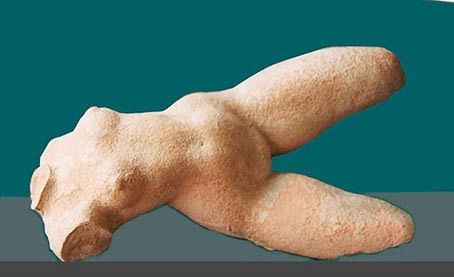 Fragment d'anatomie corps de femme, sculpture en terre cuite naturelle rose par Enrico Campagnola.