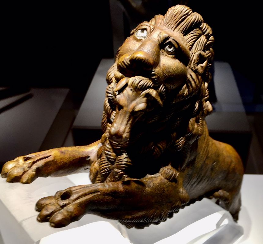 Lion en bronze daté du IIIe siècle de notre ère et découvert dans un puits