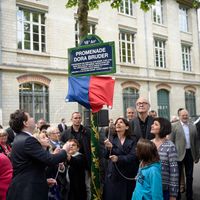 Inauguration d'une plaque à la mémoire de Dora Bruder par la maire de Paris, en présence de Patrick Modiano, le 1er juin 2015 dans le 18e arr. de Paris